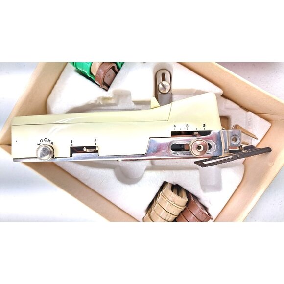 Vintage Singer Professional Buttonholer Vertical Needle Zigzag Machines V102878 - Picture 8 of 9